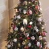 Umelý vianočný stromček 3D Smrek Škandinávsky 210cm, stromček má prirodzene zelené husté ihličie a je ozdobený bielmyi a červenými ozdobami