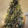 Umelý vianočný stromček 3D Smrek Škandinávsky 210cm, stromček má prirodzene zelené ihličie a je ozdobený bielymi a striebornými ozdobami