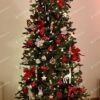 Umelý vianočný stromček 3D Smrek Úzky 210cm, stromček má zelené husté ihličie a je ozdobený bielymi a červenými ozdobami