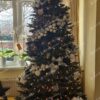 Umelý vianočný stromček 3D Smrek Úzky 240cm, stromček má zelené ihličie a je ozdobený bielymi a striebornými ozdobami