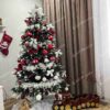 Umelý vianočný stromček 3D Smrek Zasnežený 180cm, stromček má konce vetvičiek zasnežené a je ozdobený červenými a bielymi ozdobami