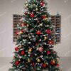 Umelý vianočný stromček 3D Smrek Zasnežený 210cm, stromček má zasnežené konce vetvičiek a je ozdobený červenými a zlatými ozdobami