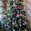 Umelý vianočný stromček 3D Smrek Zasnežený 210cm, stromček má zasnežené konce vetvičiek a je ozdobený červnými a bielymi ozdobami