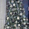 Umelý vianočný stromček Borovica Zasnežená 250cm, stromček má zasnežené konce vetvičiek a je ozdobený čiernymi a bielymi ozdobami