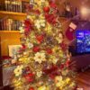 Umelý vianočný stromček FULL 3D Jedľa Kaukazská 210cm, stromček mé svetlozelené ihličie a je ozdobený bielymi a červenými ozdobami