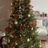 Umelý vianočný stromček FULL 3D Jedľa Kaukazská 210cm, stromček má husté svetlozelené ihličie a je ozdobený červenými a zlatými ozdobami