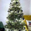 Umelý vianočný stromček FULL 3D Jedľa Kaukazská 210cm, stromček má huté ihličie svetlozelenj farby a je ozdobený bielymi a čiernymi ozdobami