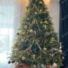 Umelý vianočný stromček FULL 3D Jedľa Kaukazská 240cm, stromček má husté svetlozelené ihličie a je ozdobený zlatými ozdobami