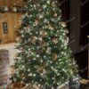 Umelý vianočný stromček FULL 3D Smrek Alpský 210cm, stromček má zelené ihličie a je ozdobený zlatými ozdobami