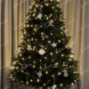Umelý vianočný stromček FULL 3D Smrek Alpský 240cm, stromček mé husté zelené ihličie a je ozdobený bielymi ozdobami
