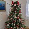 Umelý vianočný stromček FULL 3D Smrek Exkluzívny 210cm, stromček má husté zelené ihličie a je ozdobený bielymi a červenými ozdobami