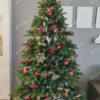 Umelý vianočný stromček FULL 3D Smrek Fínsky 210cm, stromček má prirodzene zelené ihličie a je ozdobený červenými ozdobami