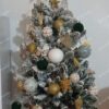 Umelý vianočný stromček Mini Jedlička Zasnežená 90cm, stromček má husto zasnežené vetvičky a je ozdobený bielymi, zlatými a čiernymi ozdobami