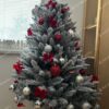 Umelý vianočný stromček Smrek Biely 150cm, stromček má husto zasnežené vetvičky a je ozdobený striebornými a červenými ozdobami