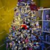 Umelý vianočný stromček Smrek Biely 220cm, stromček má husto zasnežené vetvičky a je ozdobený bielymi a červenými vetvičkami