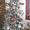 Umelý vianočný stromček Smrek Biely 220cm, stromček má husto zasnežené vetvičky a je ozdobený červenými a bielmyi ozdobami