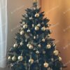 Umelý vianočný stromček Smrek Nórsky 120cm, stromček má prirodzene zelené ihličie a je ozdobený zlatými ozdobami