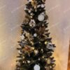 Umelý vianočný stromček Smrek Nórsky Úzky 180cm, stromček má zelené ihličie a je ozdobený bielymi a zlatými ozdobami
