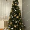 Umelý vianočný stromček Smrek Nórsky Úzky 220cm, stromček má prirodzene zelené ihličie a je ozdobený bielymi a zlatými ozdobami