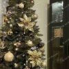 Umelý vianočný stromček Smrek Nórsky Úzky 220cm, stromček má prirodzene zelené ihličie a je ozdobený zlatými ozdobami
