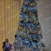 Umelý vianočný stromček Smrek Severský 240cm, stromček máhusto azsnežené vetvičky a je ozdobený bielymi a čiernymi ozdobami
