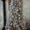 Umelý vianočný stromček Smrek Severský 240cm 700LED, stromček má husto zasnežené vetvičky a je ozdobený bielymi a striebornými ozdobami