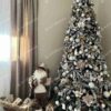 Umelý vianočný stromček Smrek Severský 270cm, stromček má husto zasnežené vetvičky a je ozdobený bielymi a zlatými ozdobami