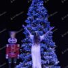 Umelý vianočný stromček Smrek Severský 300cm, vysoký stromček má husto zasnežené vetvičky a integrované LED osvetlenie v teplej bielej farbe