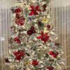 Umelý vianočný stromček Smrek Severský 300cm 1150LED, stromček má husto zasnežené vetvičky a je ozdobený červenými ozdobami