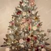 Umelý vianočný stromček Smrek Strieborný 120cm, stromček má zeleno strieborné ihličie a je ozdobený bielymi a červenými ozdobami