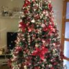 Umelý vianočný stromček Smrek Strieborný 220cm, stromček má zeleno strieborné ihličie a je ozdobený červenými a zlatými ozdobami