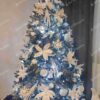 Umelý vianočný stromček Smrek Strieborný 220cm, stromček má strieborno zelené ihličie a je je ozdobený bielymi ozdobami