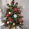 Umelý vianočný stromček v kvetináči 3D Jedľa Kaukazská 80cm, stromček má husté zelené ihličie a je ozdobený bielymi a červenými ozdobami