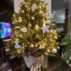 Umelý vianočný stromček v kvetináči 3D Smrek Alpský 100cm, stromček má husté zelené ihličie a je ozdobený zlatými a bielymi ozdobami