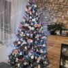 Vianočný stromček 3D Borovica Strieborná 210cm, stromček má husté zeleno strieborné ihličie a je ozdobený bielymi a ružovými ozdobami
