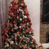 Vianočný stromček 3D Jedľa Pôvabná 210cm, stromček má tmavozelené ihličie a je ozdobený červenými a bielymi ozdobami
