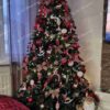 Vianočný stromček 3D Jedľa Pôvabná 210cm, stromček má tmavozelené ihličie a je ozdobený červenými a bielymi ozdobami