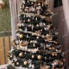 Vianočný stromček 3D Jedľa Pôvabná XL 240cm, stromček má husté tmavozelené ihličie a je ozdobený zlatými a bielymi ozdobami