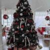 Vianočný stromček 3D Jedľa Pôvabná XL 240cm, stromček má husté tmavozelené ihličie a je ozdobený bielymi a červenými ozdobami