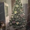 Vianočný stromček 3D Jedľa Pôvabná XL 240cm, stromček má husté tmavozelené ihličie a je ozdobený bielymi a ružovými ozdobami