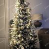 Vianočný stromček 3D Smrek Kráľovský Úzky 210cm, stromček má husto zasnežené vetvičky a je ozdobený bielymi a striebornými ozdobami