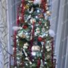Vianočný stromček 3D Smrek Štíhly 180cm, stromček má husté zelené ihličie a je ozdobený červenými a bielymi ozdobami