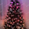Vianočný stromček FULL 3D Borovica Himalájska 180cm, stromček má husté zelené ihličie a je ozdobený bielymi a zlatými ozdobami