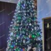 Vianočný stromček FULL 3D Borovica Himalájska 210cm, stromček má husté zelené ihličie a je ozdobený prírodnými ozdobami