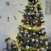 Vianočný stromček FULL 3D Borovica Himalájska 210cm, stromček má husté zelené ihličie a je ozdobený bielymi a striebornými ozdobami
