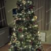 Vianočný stromček FULL 3D Borovica Himalájska 240cm, stromček má husté zelené ihličie a je ozdobený červenými a zlatými ozdobami