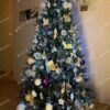 Vianočný stromček FULL 3D Jedľa Kanadská 180cm, stromček má husté zelené ihličie a je ozdobený bielymi a fialovými ozdobami