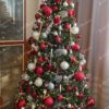 Vianočný stromček FULL 3D Jedľa Kanadská 210cm, stromček má husté zelené ihličie a je ozdobený červenými a bielymi ozdobami
