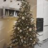 Vianočný stromček FULL 3D Jedľa Normandská 180cm, stromček má zelené ihličie a je ozdobený bielymi a striebornými ozdobami
