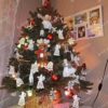 Vianočný stromček FULL 3D Smrek Alpský 100 cm v kvetináči, stromček má husté zelené ihličie a e ozdobený červenými a bielymi ozdobami